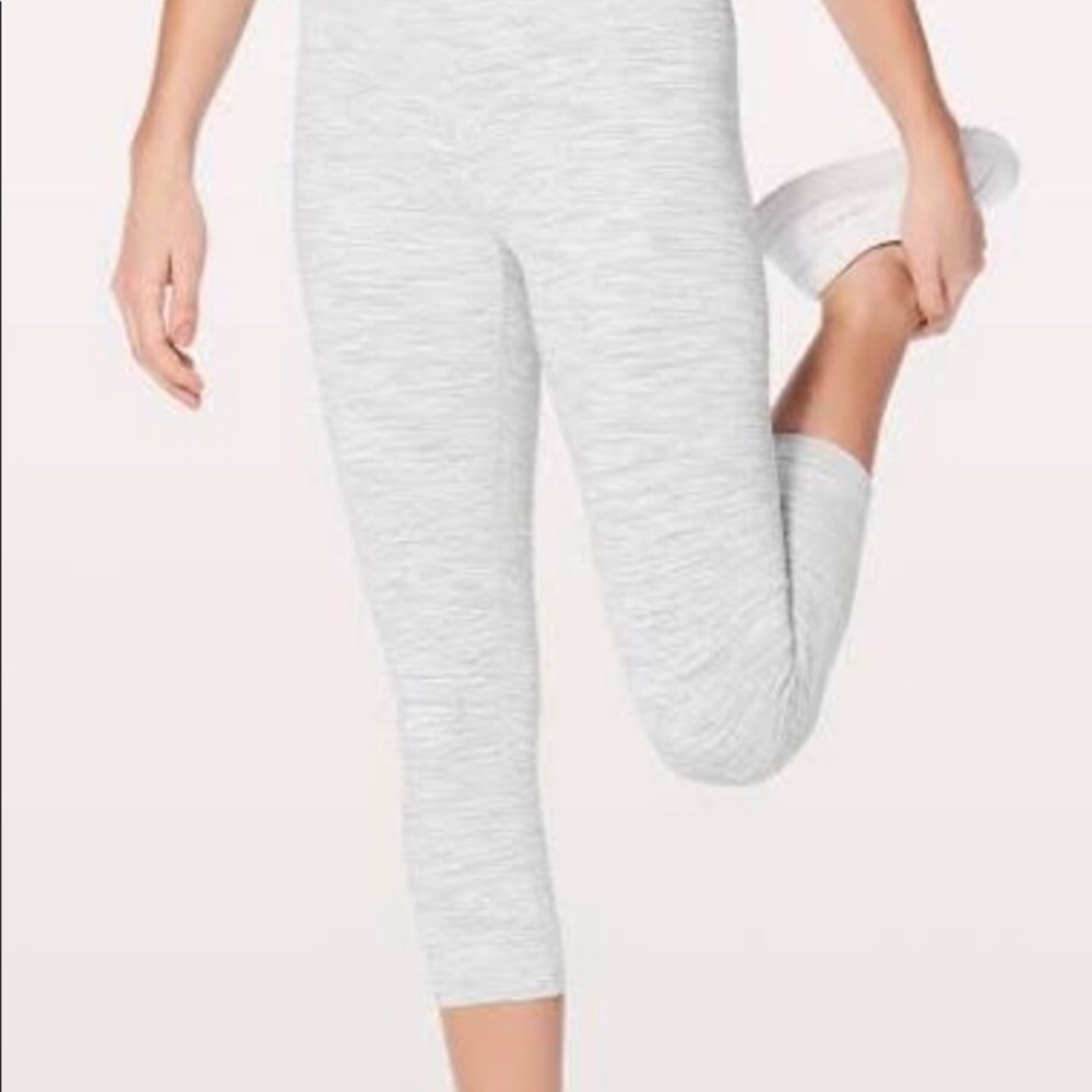 EUC Lululemon Wunder Under Crop Size 4